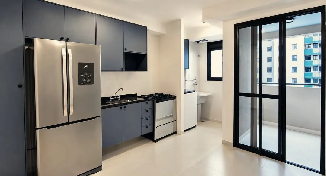 Cozinha planejada com geladeira inox e porta pra varanda