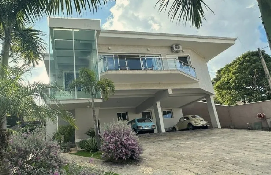 Casa moderna branca com vidro e palmeiras