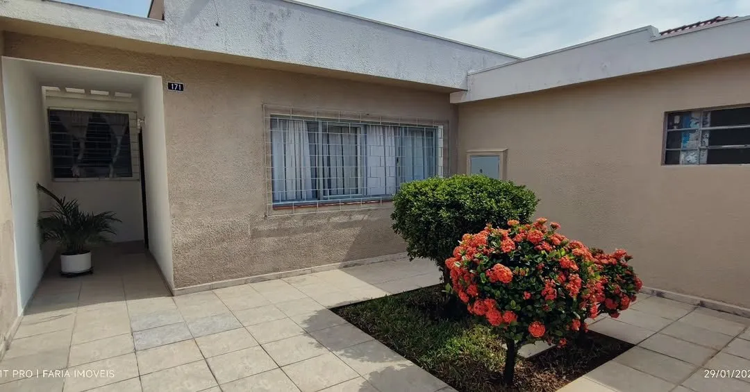 Quintal da casa com jardim florido