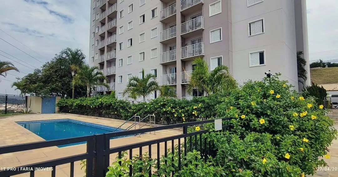 Piscina do condomínio com as torres ao fundo