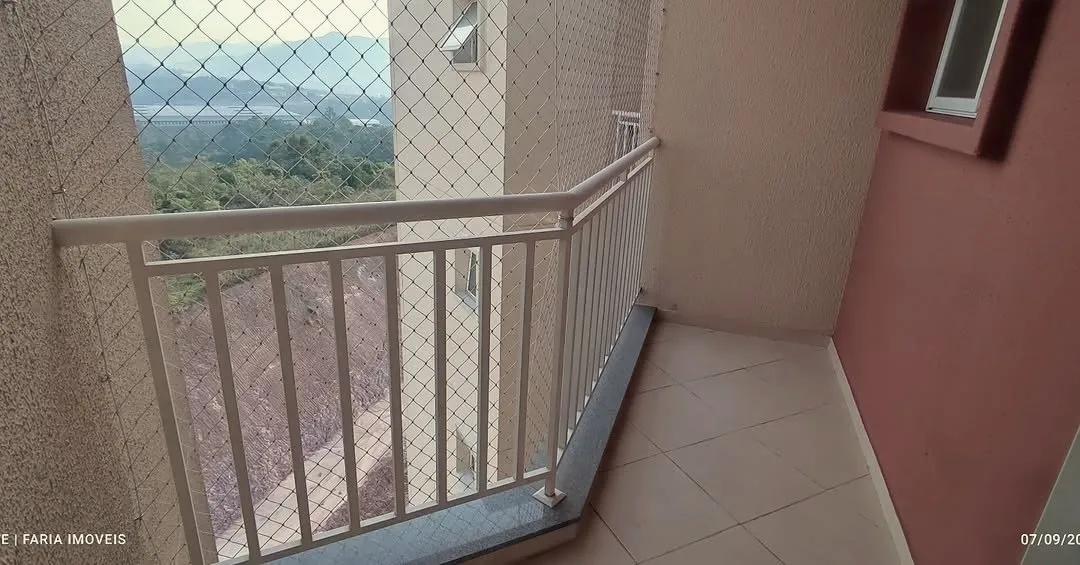 Varanda com tela de proteção e vista pro verde
