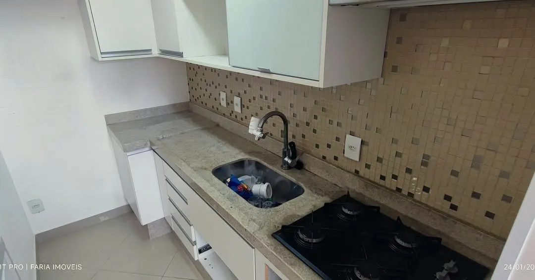 Cozinha com armários brancos e pastilhas