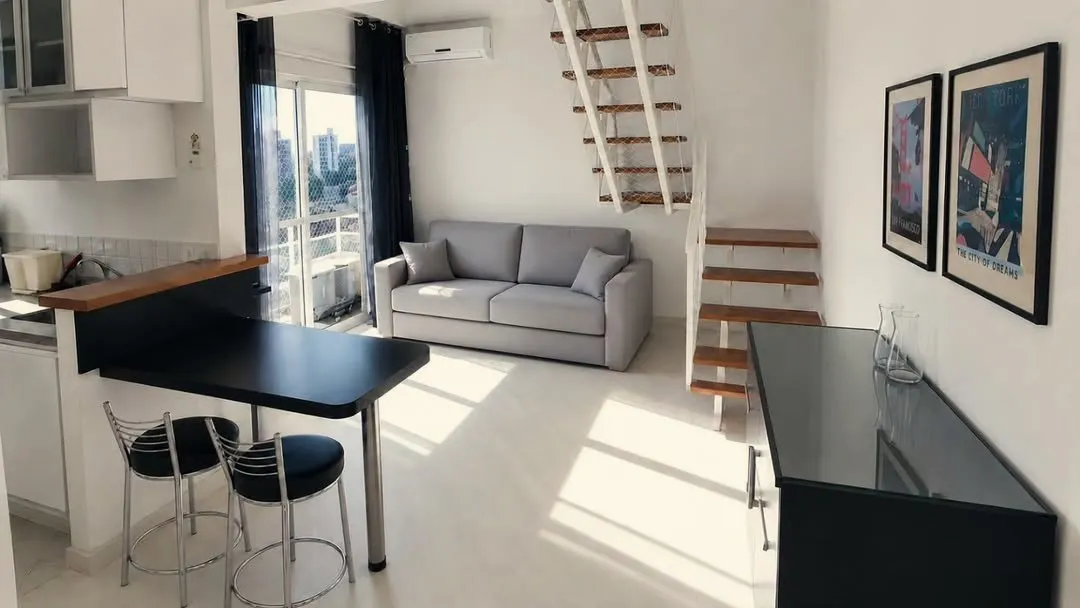 Sala do duplex com escada e balcão